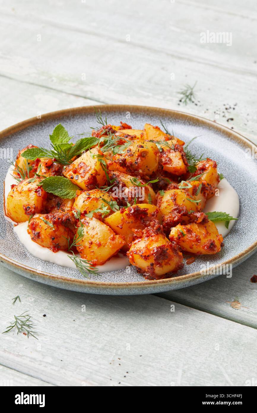 Patate con yogurt ed erbe aromatiche Foto Stock