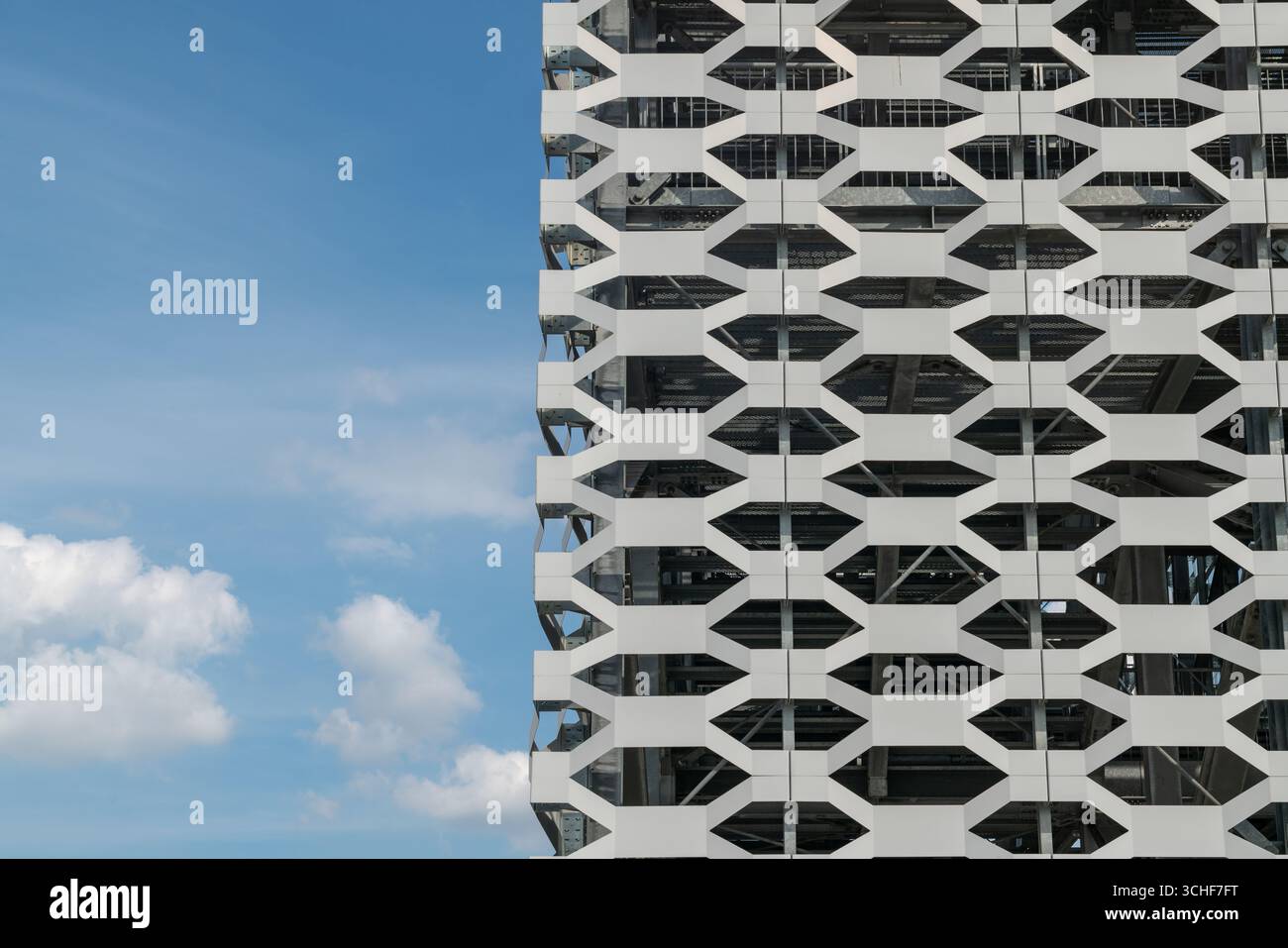 Dettagli costruttivi di facciate modulari in metallo espanso, innovazione architettonica e design moderno. Strutture uniche che ridefiniscono gli spazi urbani con un Foto Stock