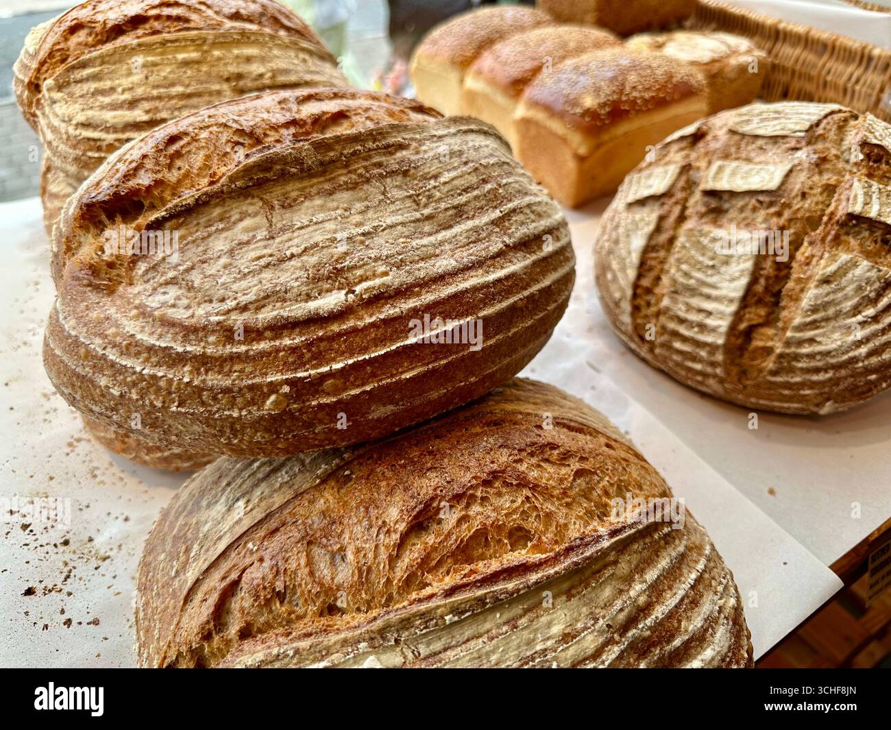 Pane a lievito madre in esposizione in una panetteria Foto Stock