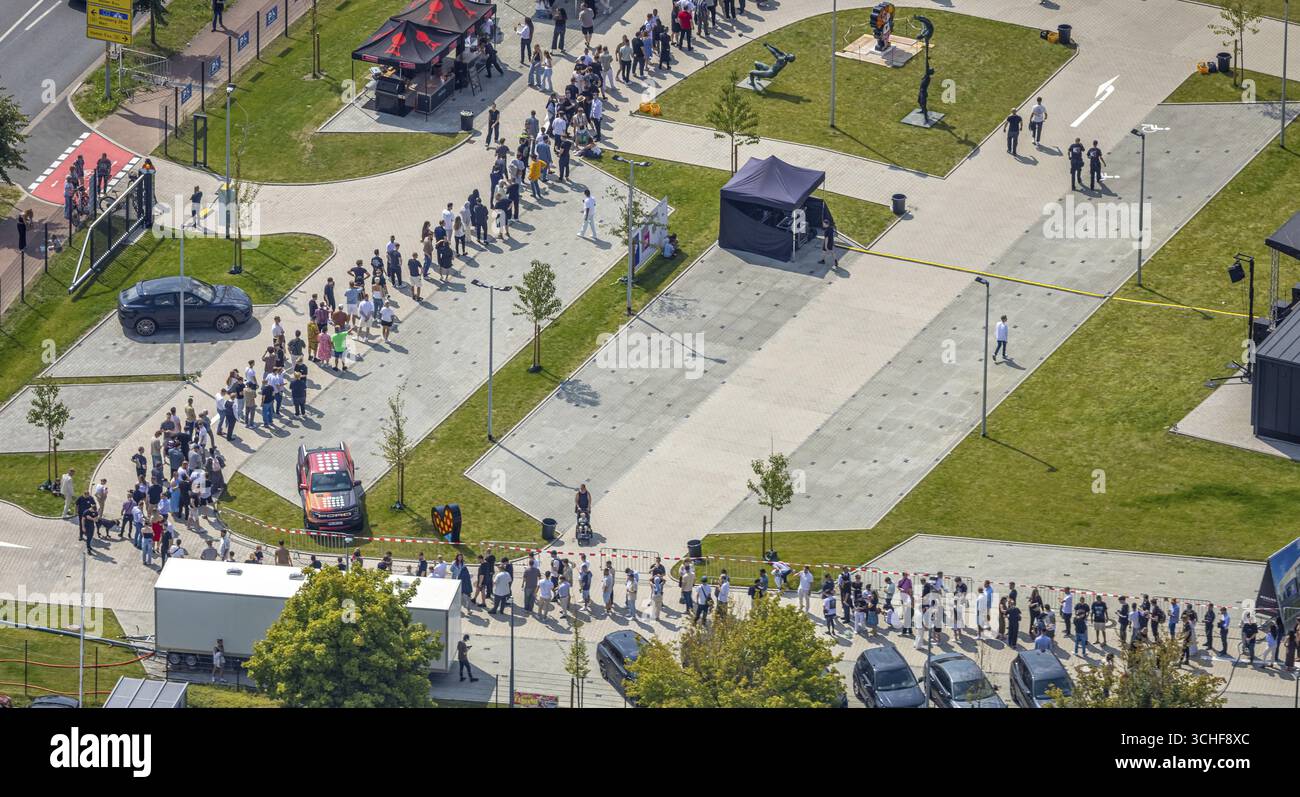 Vista aerea della galleria d'arte Hamm Mensing, evento, 1000 visitatori sono attesi nella galleria d'arte Art Cube, l'ex rapper Kollega si esibisce, fila di visitatori, RH Foto Stock