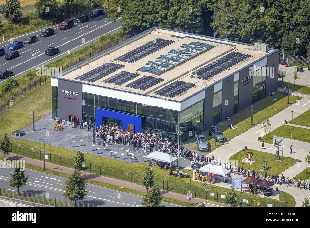 Vista aerea della galleria d'arte Hamm Mensing, evento, 1000 visitatori sono attesi nella galleria d'arte Art Cube, l'ex rapper Kollega si esibisce, fila di visitatori, RH Foto Stock