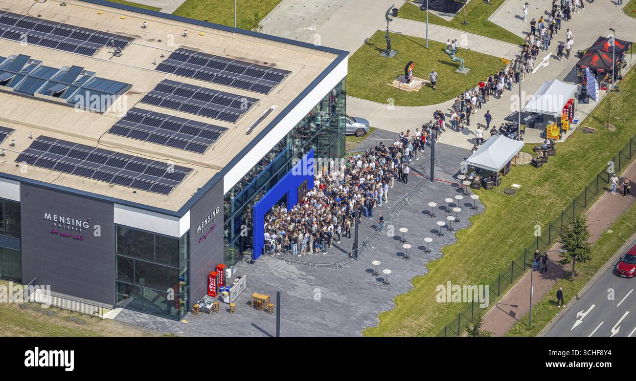 Vista aerea della galleria d'arte Hamm Mensing, evento, 1000 visitatori sono attesi nella galleria d'arte Art Cube, l'ex rapper Kollega si esibisce, fila di visitatori, RH Foto Stock