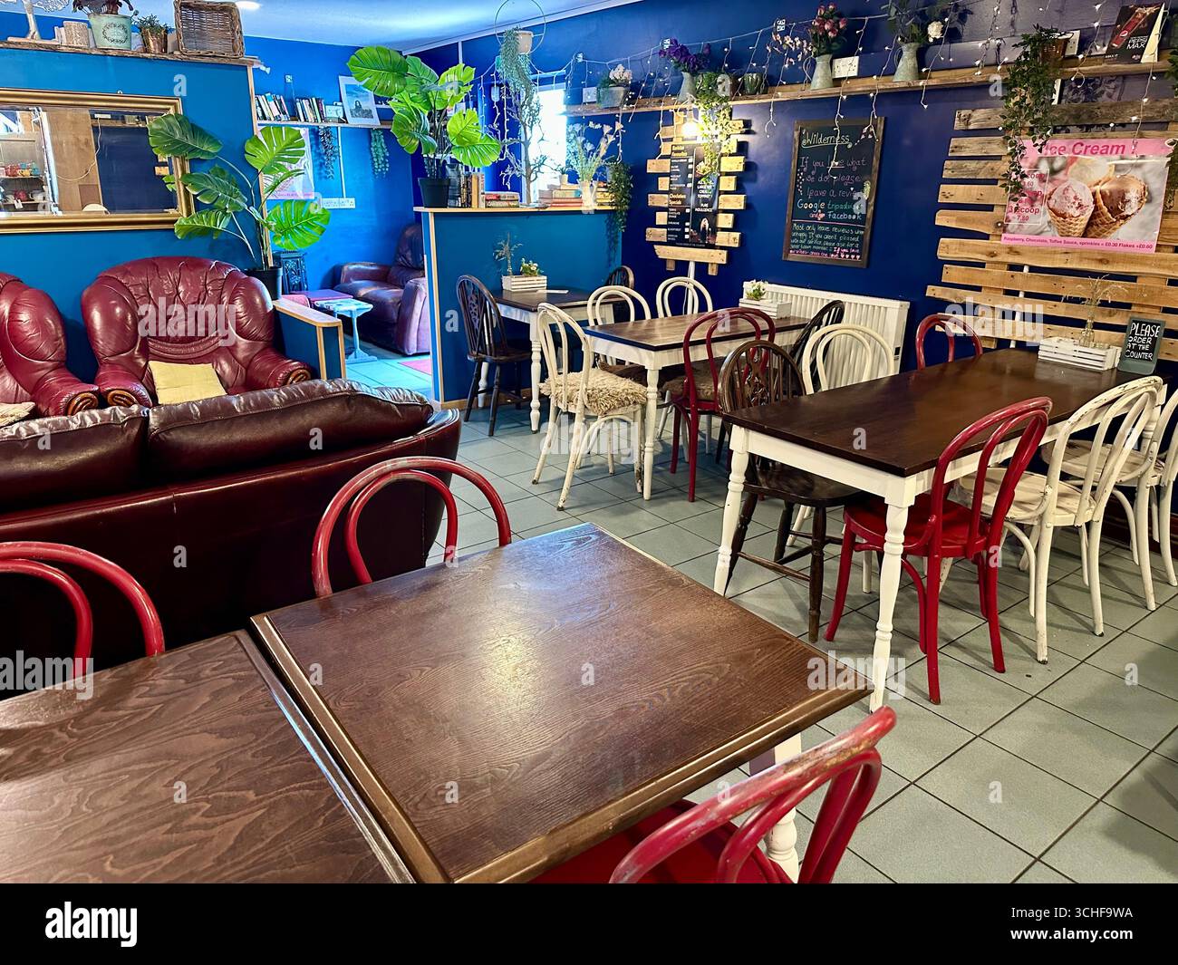 Il Wilderness Cafe e l'ufficio postale di Harlech - Immagine stock catturata con smartphone