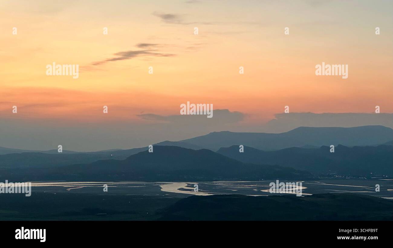 Vista sull'estuario di Dwyryd e sul Parco Nazionale di Eryri al tramonto in tarda estate - Immagine stock catturata con smartphone