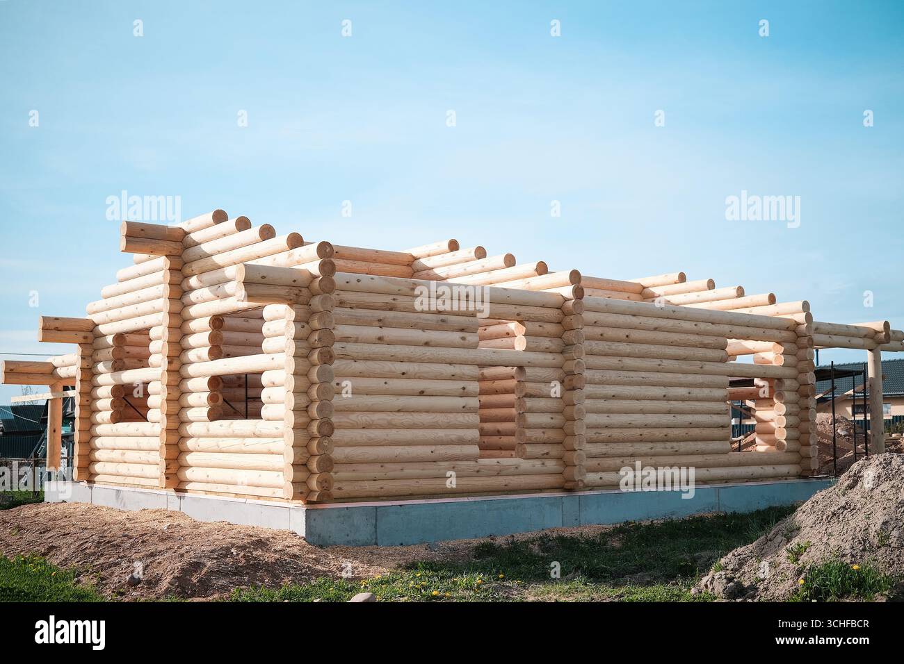 Costruzione di case in legno, casa fatta di tronchi arrotondati, casa ecologica, Foto Stock