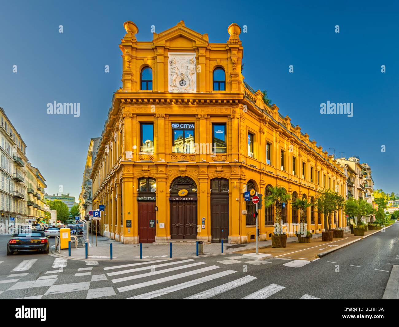 Nizza, Côte d'Azur, Francia - 30 agosto 2025: Ufficio postale storico e edificio del telegrafo la Poste Nice Wilson (Hôtel des Postes) in Rue de l'Hôtel des Foto Stock