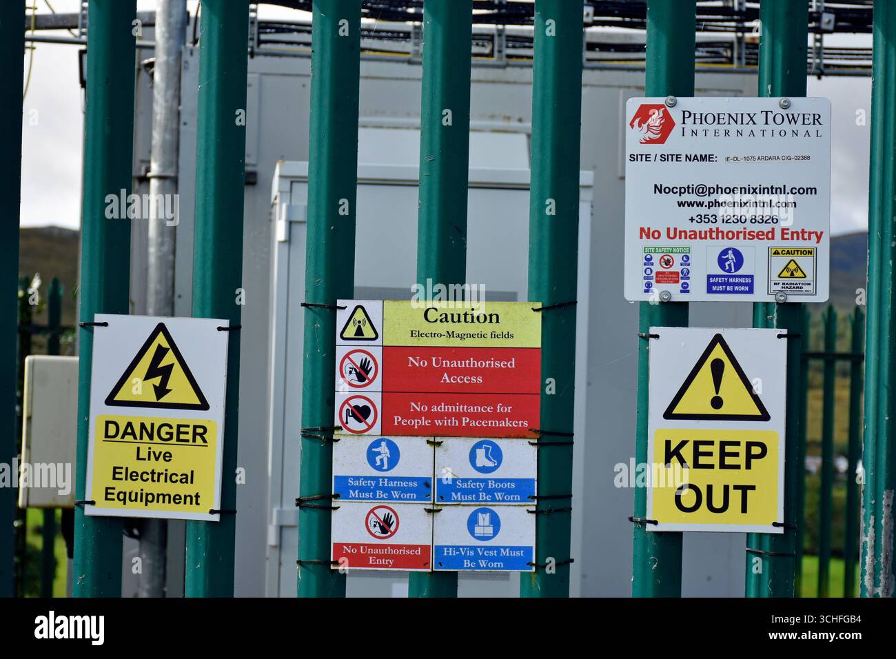 Segnali di avvertimento su una torre di telecomunicazioni nell'Irlanda rurale. Foto Stock