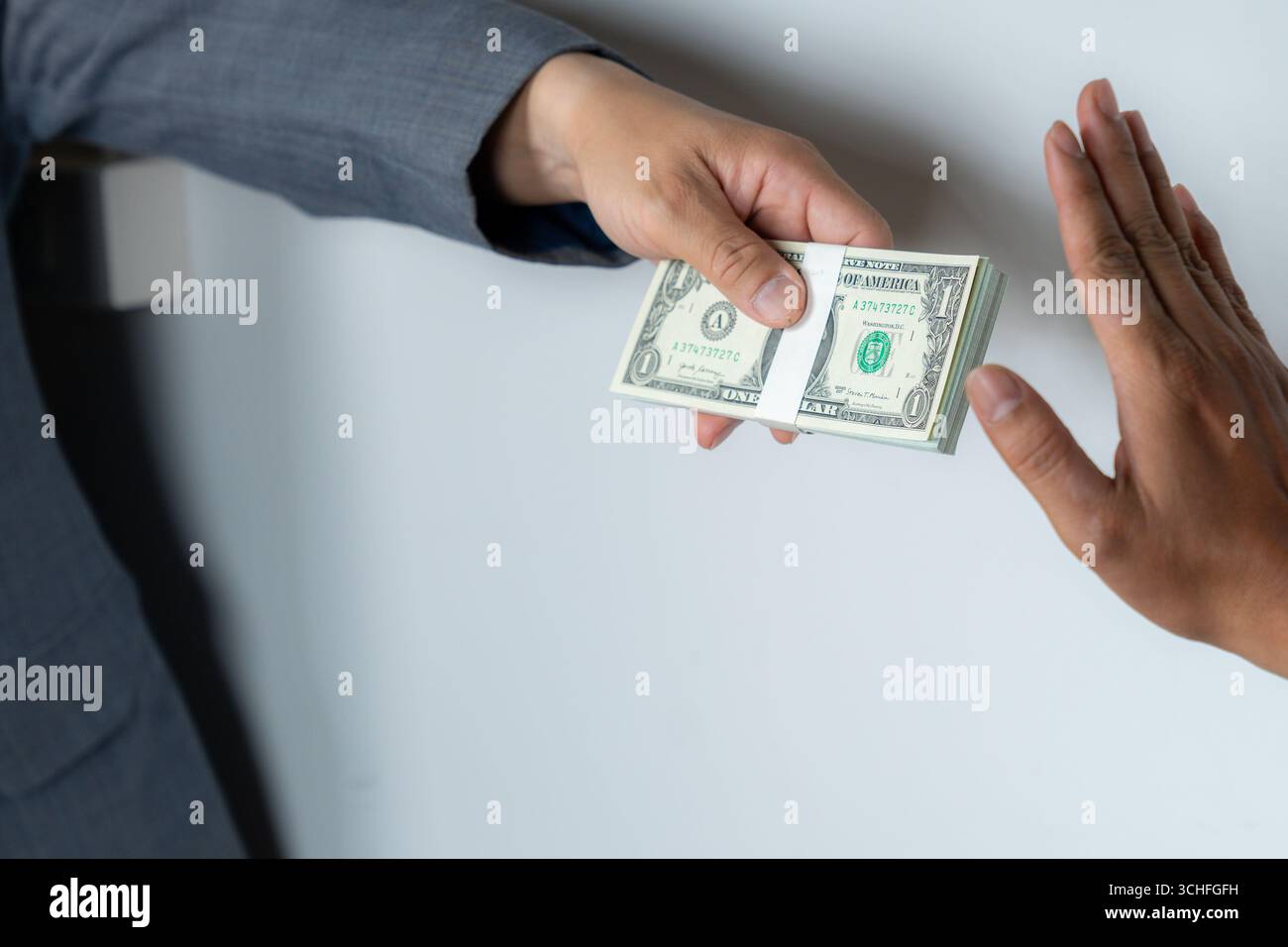 Immagine concettuale della corruzione negli affari, che mostra la consegna segreta di denaro che simboleggia la corruzione, le pratiche non etiche e gli affari illegali Foto Stock