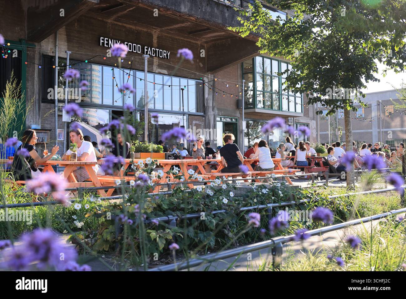 Fenix Food Factory, centro di ristorazione sul lungomare che serve prodotti freschi locali, e una birreria artigianale, in un magazzino di spedizioni ristrutturato, nel quartiere Zuid. Foto Stock