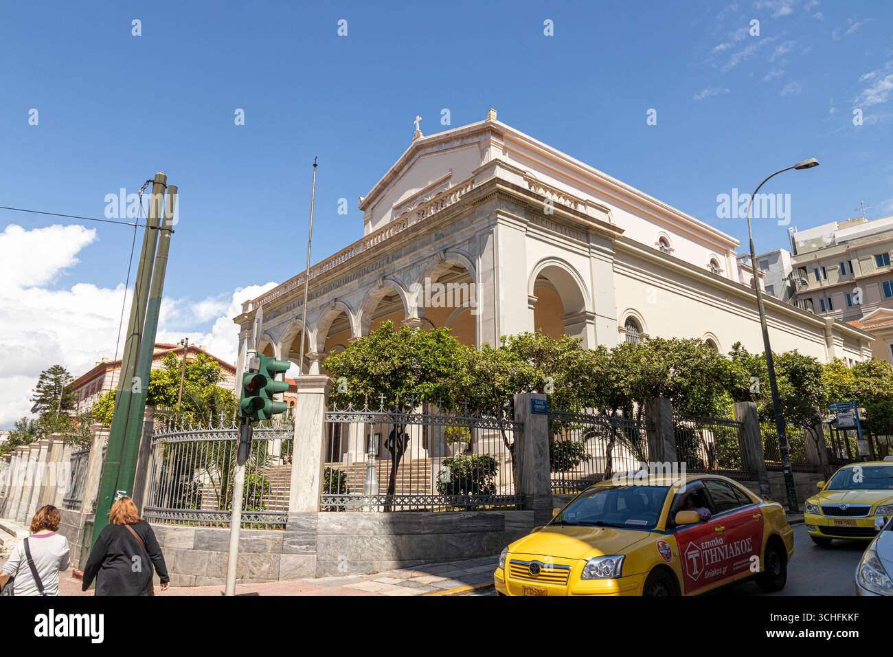 Atene, Grecia. Cattedrale Neo-rinascimentale Santa cattolica di Saint Denis l'Areopagite, chiesa del XIX secolo con facciata di pilastri corinzi e mar Foto Stock