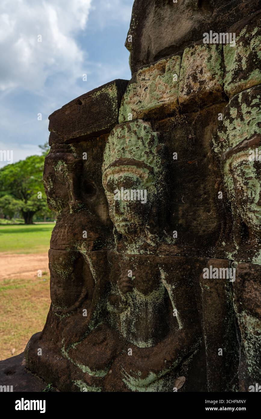 Sculture in pietra Khmer Empire e porta Foto Stock