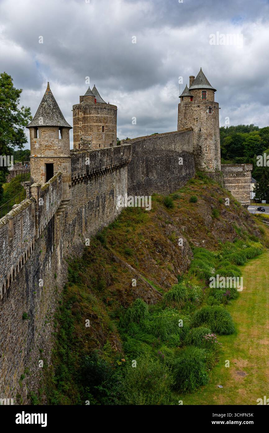 Vista ravvicinata delle massicce mura medievali del castello di Fougères in Bretagna, Francia, che mostrano la sua architettura difensiva e la sua costruzione in pietra Foto Stock