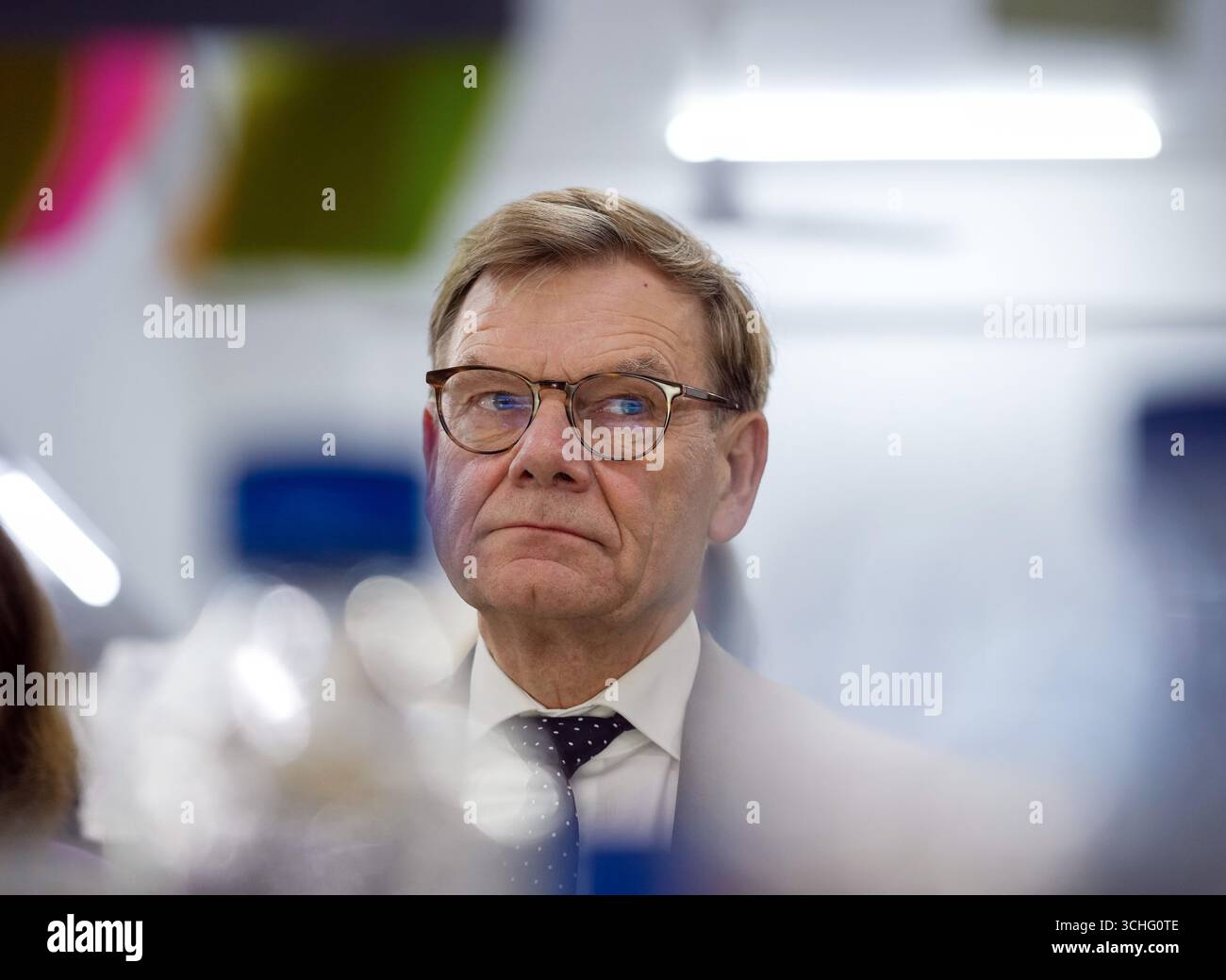 Bengaluru, India. 2 settembre 2025. Il ministro degli Esteri federale Johann Wadephul (CDU) visita il laboratorio della Facoltà di Biologia sulla Biologia evolutiva presso l'Indian Institute of Science (IISc). Il laboratorio è ora uno dei 38 gruppi partner attivi di Max Planck in India. Credito: Soeren Stache/dpa/Alamy Live News Foto Stock