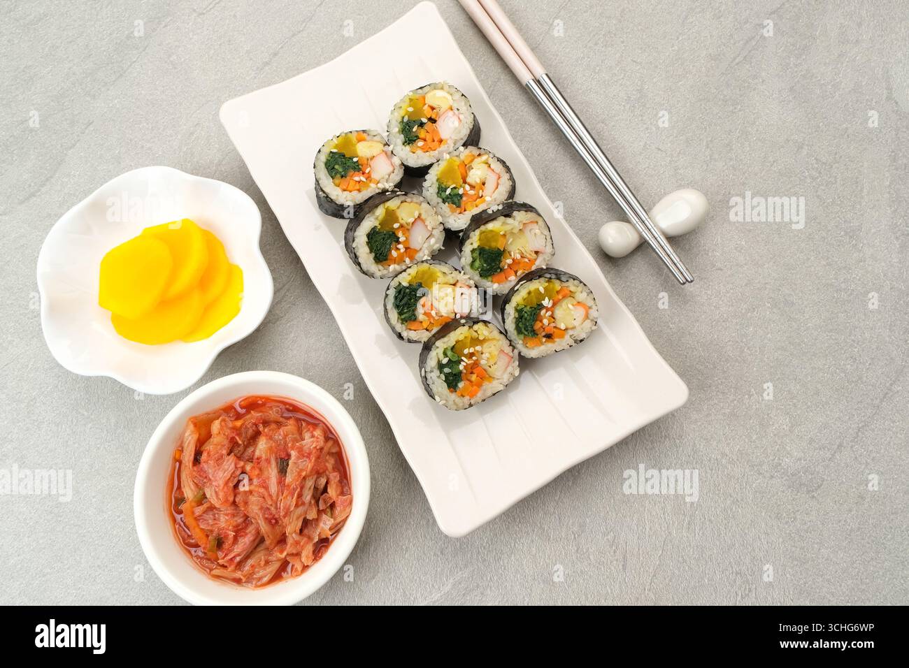 Gimbap alla griglia coreana, servito con kimchi e danmuji. Cibo coreano Foto Stock