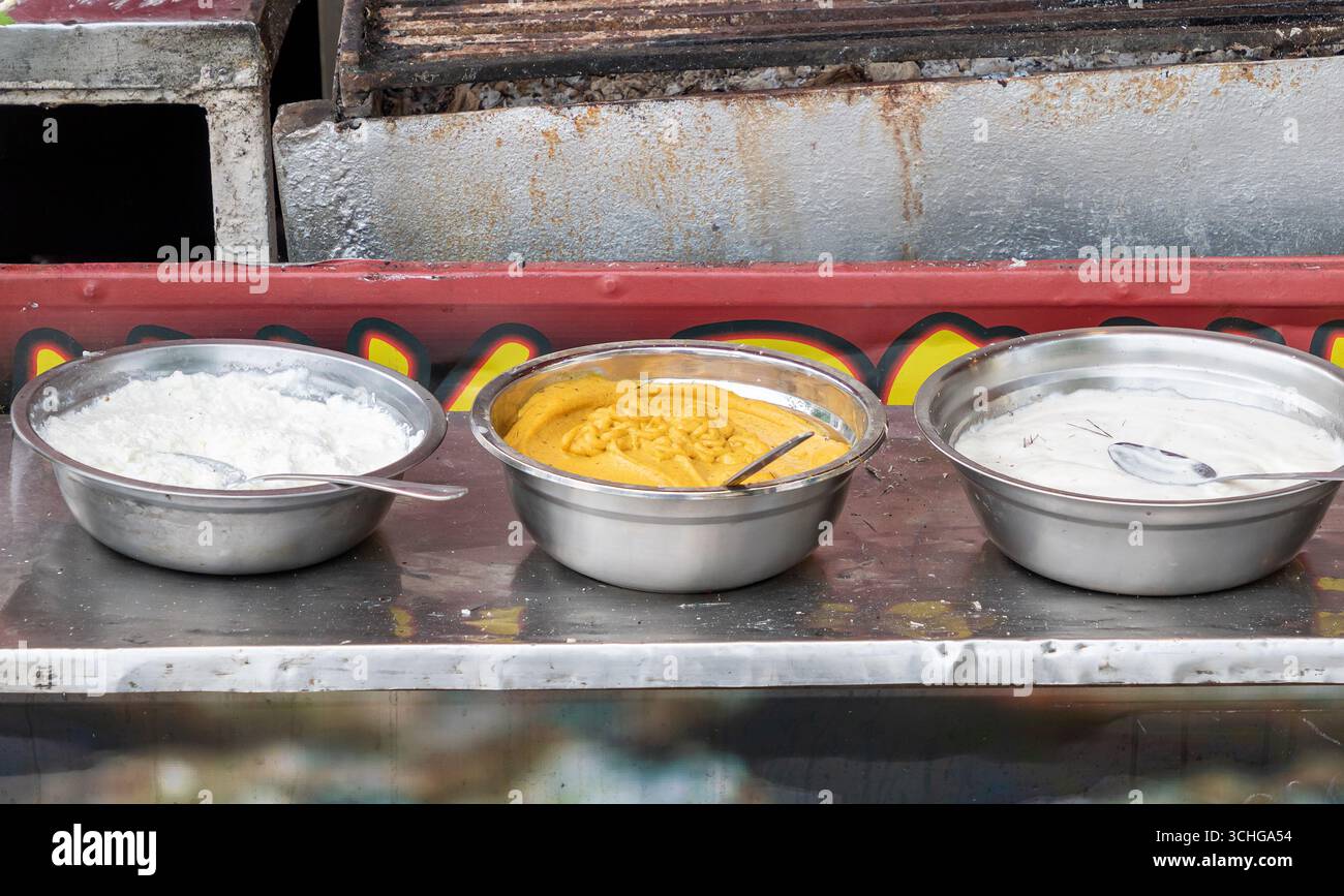 Condimenti per insalate in ciotole di metallo nel chiosco fast food Foto Stock
