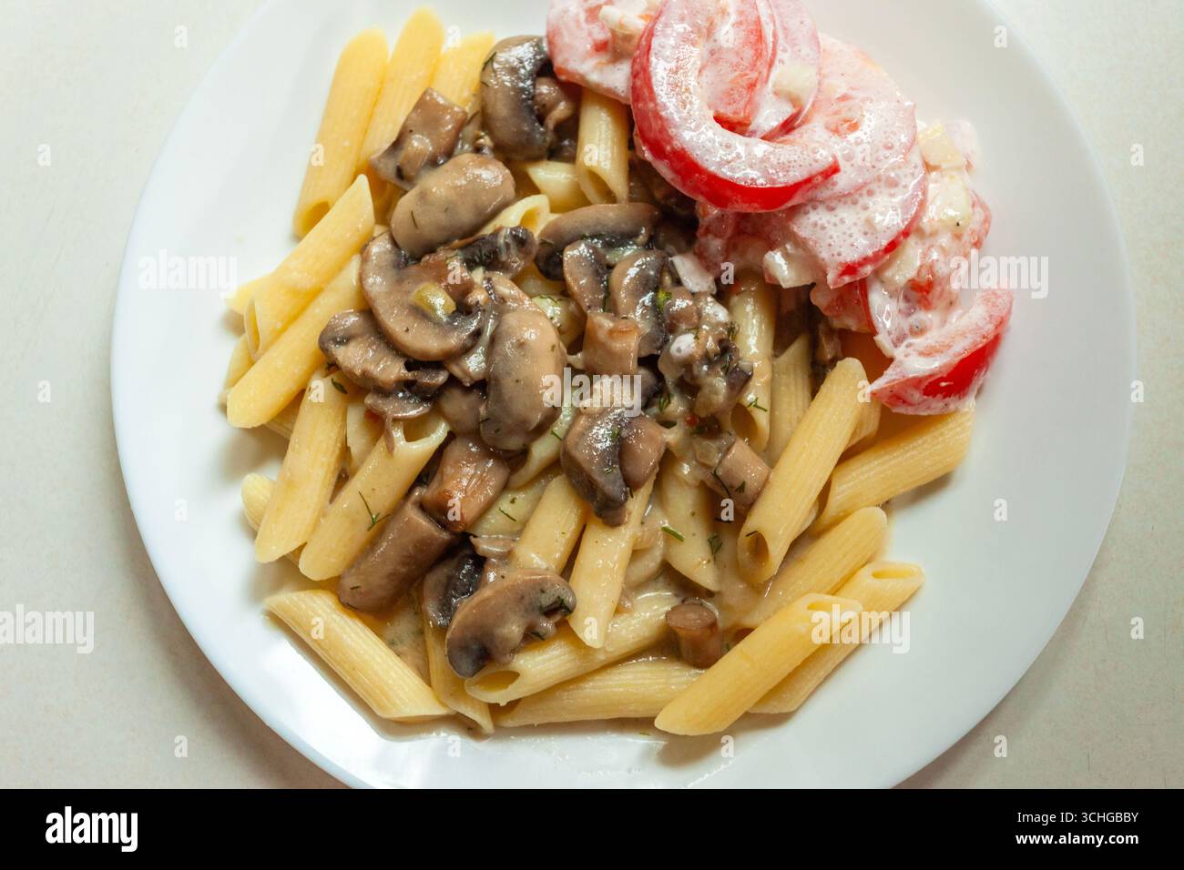 Funghi fritti con pasta e pomodori rossi, vista dall'alto Foto Stock