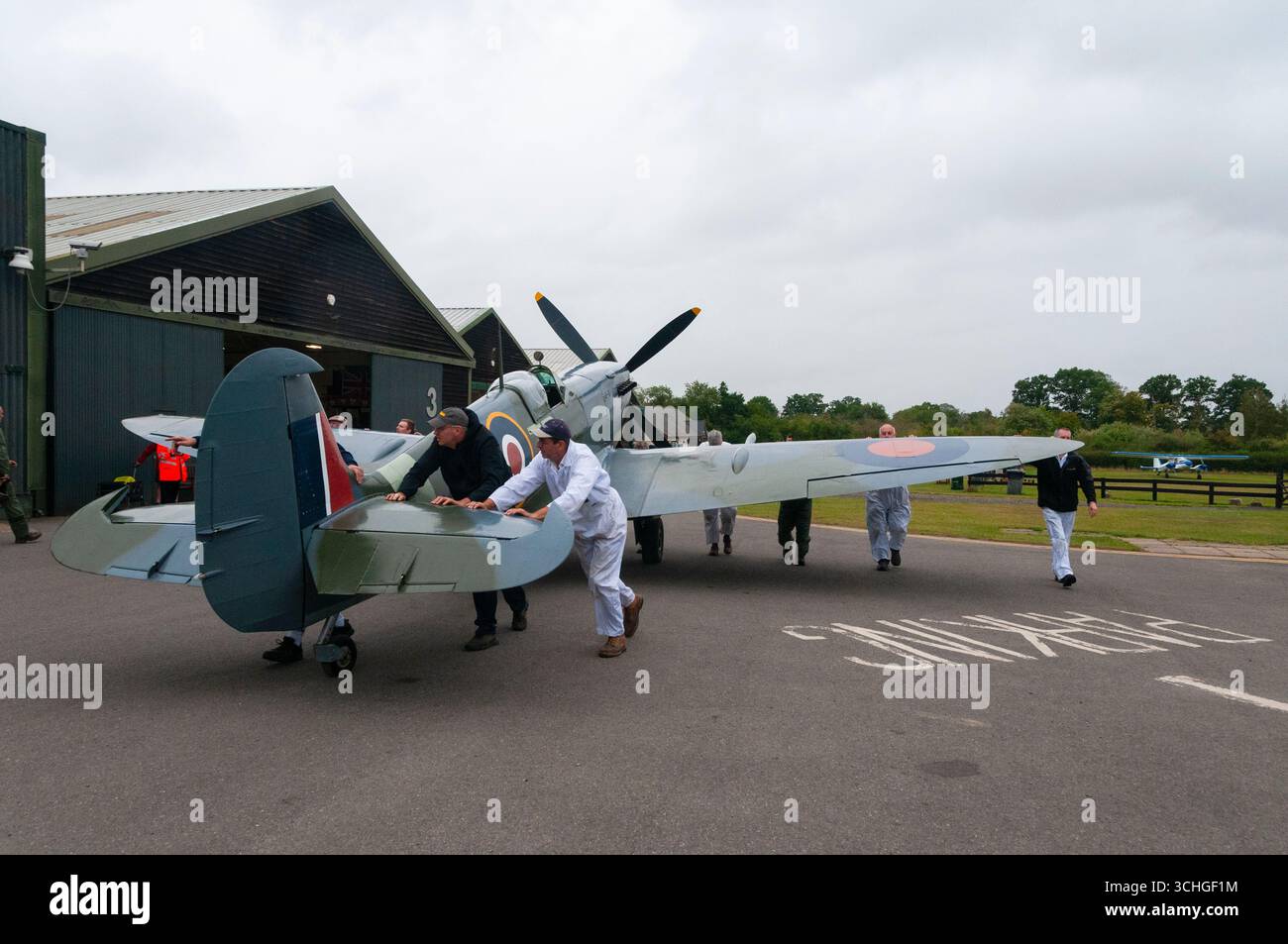OLD WARDEN, BEDFORDSHIRE, INGHILTERRA, Regno Unito - 30 agosto 2025 - l'equipaggio di terra riporta il Supermarine Spitfire IXb al suo gancio dopo il Best of British Air Show Foto Stock