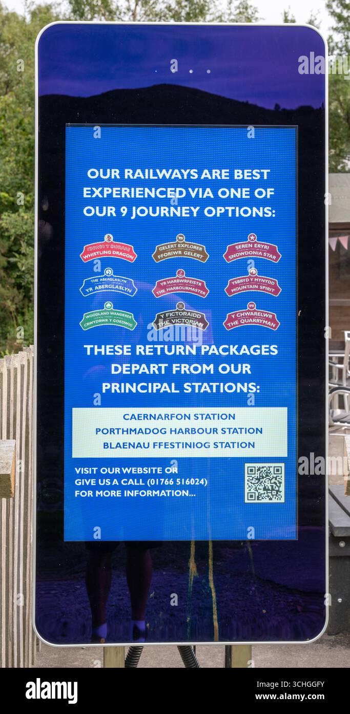 Display elettronico moderno per la Welsh Highland Heritage Railway, Snowdonia, Galles del Nord, Regno Unito Foto Stock