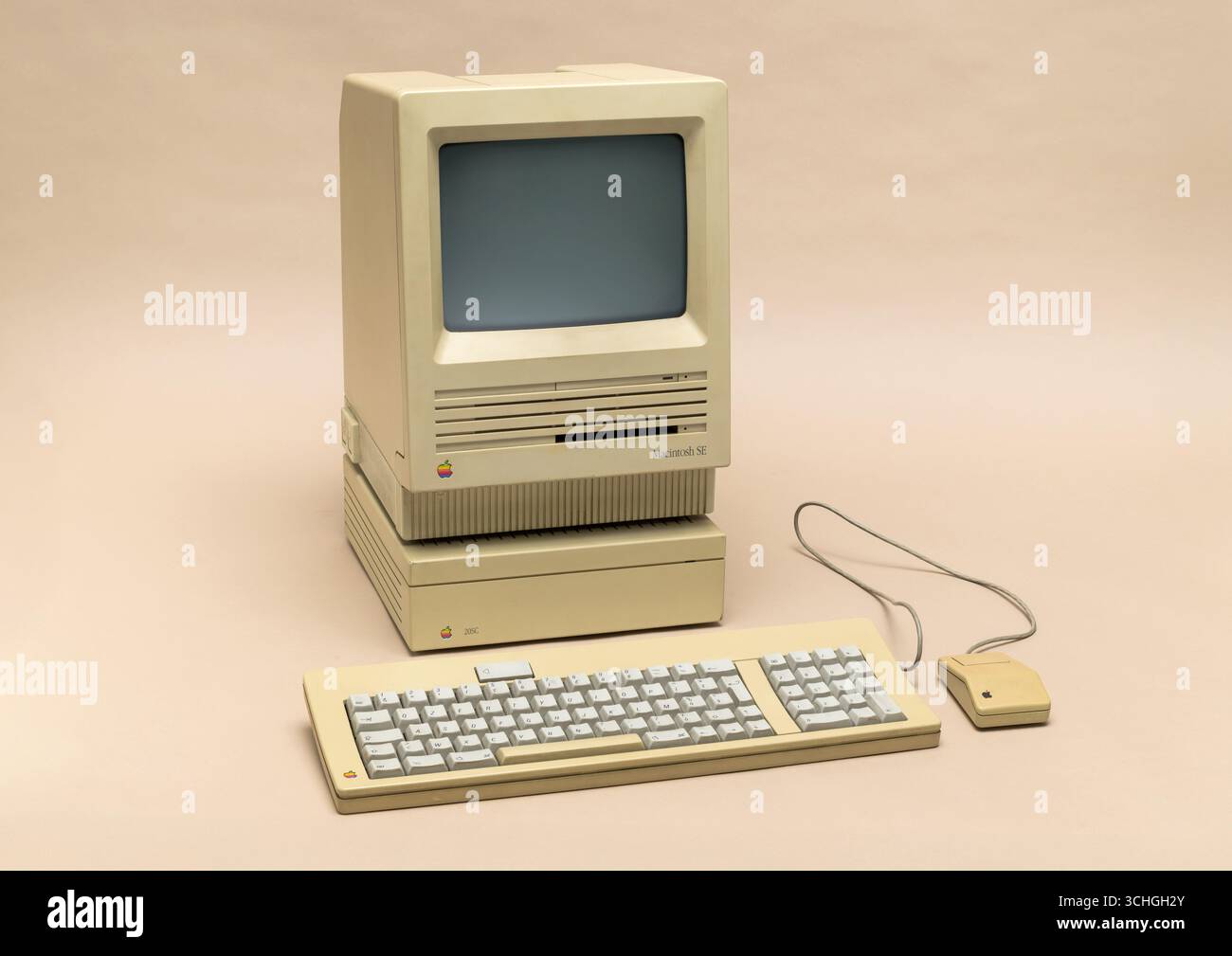 Pavia, Lombardia, Italia - 22 luglio 2025: Apple Macintosh se con Apple SC 20 MB HD dal 1987 al Ctrl+Alt Museum. SC20 il primo disco rigido Apple basato su SCSI Foto Stock