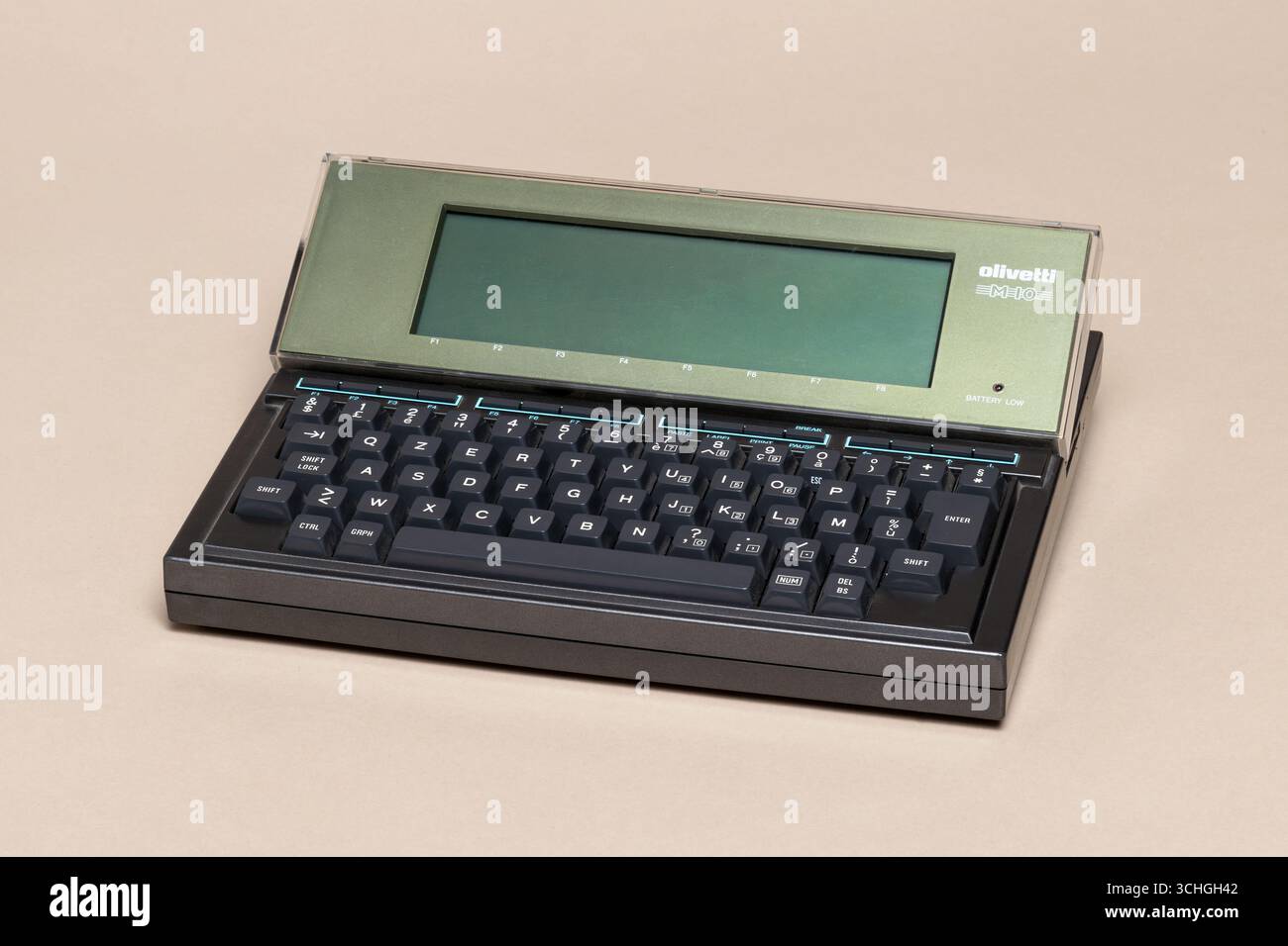 Pavia, Lombardia, Italia - 2 novembre 2024: Olivetti M10 notebook dal 1983. Può essere collegato a BBS online a un massimo di 9,600 bit, con 8 KB di RAM. Sho Foto Stock