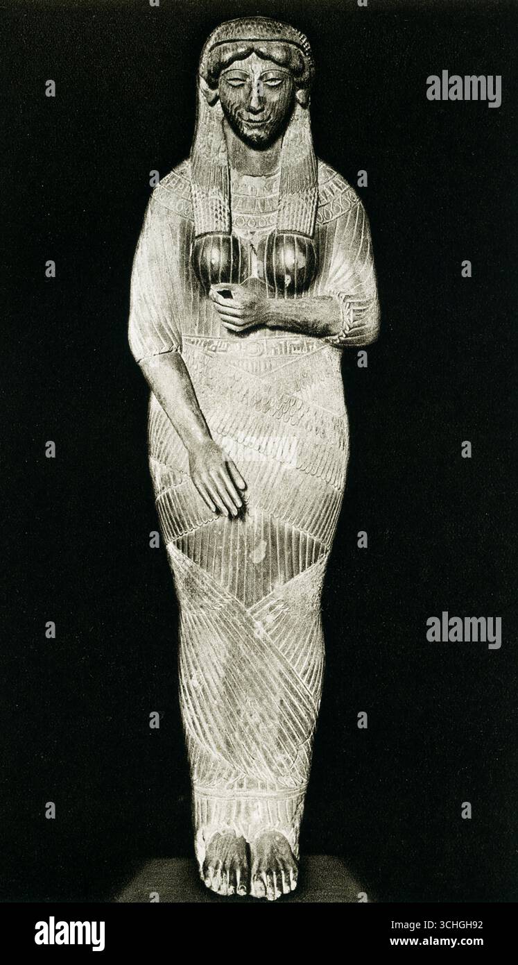 La didascalia del 1925 recita: "Coffin di legno a forma di dea Hathor." Proviene da Memphis, in Egitto, ed è ospitato nel Museo di Stato di Berlino. Hathor era una dea dalle mille sfaccettature e molto venerata nell'antica mitologia egizia, nota come figura madre cosmica associata alla maternità, alla nascita, alla gioia, alla musica, alla danza, e l'aldilà. Foto Stock