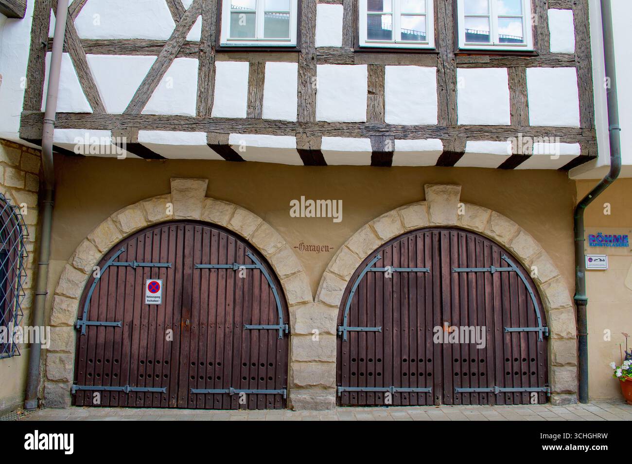 Due vecchie porte di garage appartenenti ad una casa in legno nella città vecchia di Coburgo, Germania. Foto Stock