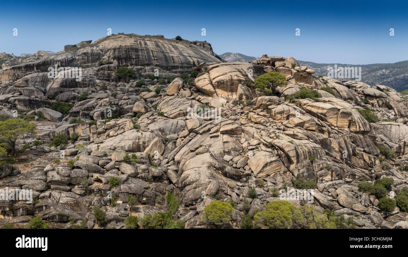 Antica fortezza in pietra su una collina rocciosa a Kocarli Aydin in Turchia, rovine di un castello storico, mura in pietra e panorama scenografico del Mar Egeo Foto Stock