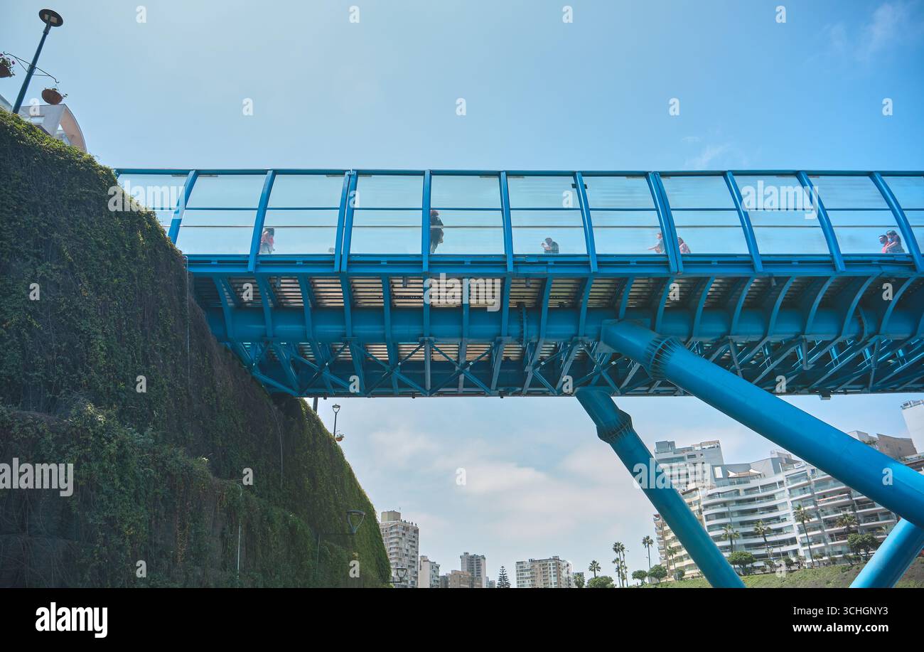 Lima perù agosto 30 2025: Persone che attraversano il nuovo ponte la Paz a lima, con edifici cittadini sullo sfondo Foto Stock
