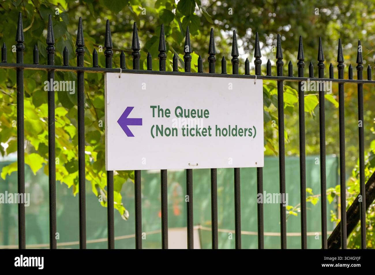 Wimbledon, Londra, Inghilterra, Regno Unito - 4 luglio 2025: Cartello sulle ringhiere su una strada pubblica che mostra la strada per la coda per i non possessori di biglietti a Wimbledon Foto Stock