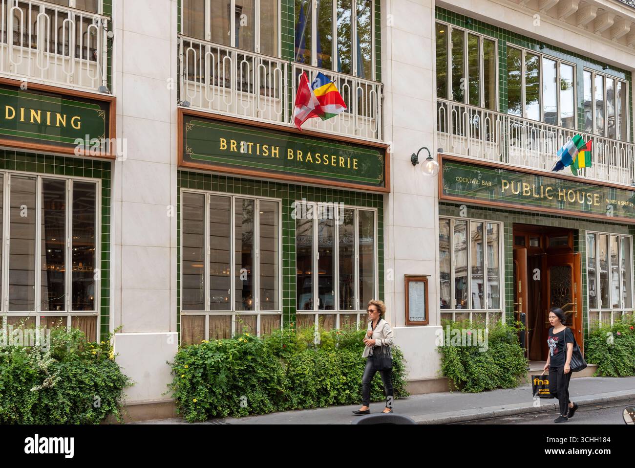 L'esterno di una Public House, cocktail bar e brasserie britannica nel secondo arrondissement Foto Stock