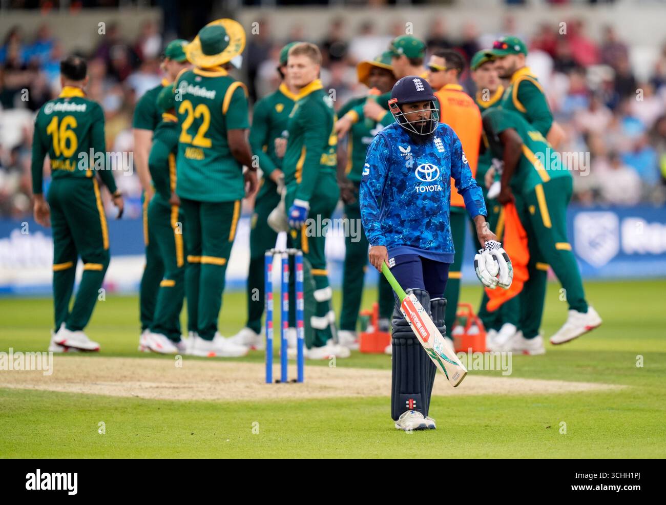 L'inglese Adil Rashid se ne va dopo essere stato licenziato durante l'One Day International Series match a Headingley, Leeds. Data foto: Martedì 2 settembre 2025. Foto Stock