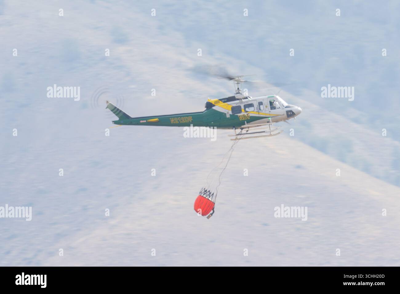CONTEA DI WASHOE NEVADA, Stati Uniti d'America – 29 AGOSTO 2025: Una divisione forestale del Nevada UH-1 in volo per altre acque mentre combatteva l'incendio di South Castantia Foto Stock