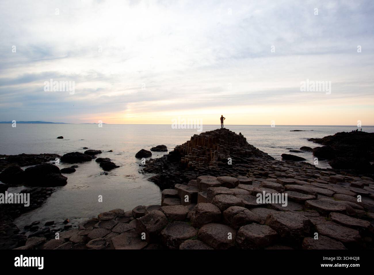 Selciato del gigante, Irlanda del Nord, colonne basaltiche, roccia vulcanica, patrimonio mondiale dell’UNESCO, meraviglia naturale, mare, costa, oceano, tramonto. Foto Stock