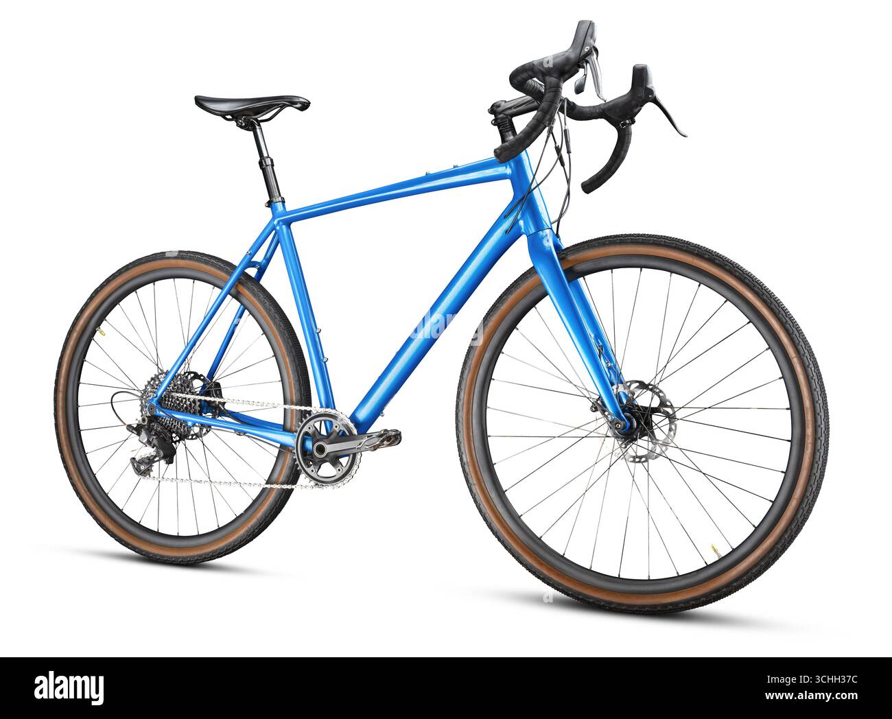 Una foto professionale in studio di un'elegante bici di ghiaia blu, con manubri a caduta e pneumatici a parete abbronzata, isolata su uno sfondo bianco pulito. Foto Stock