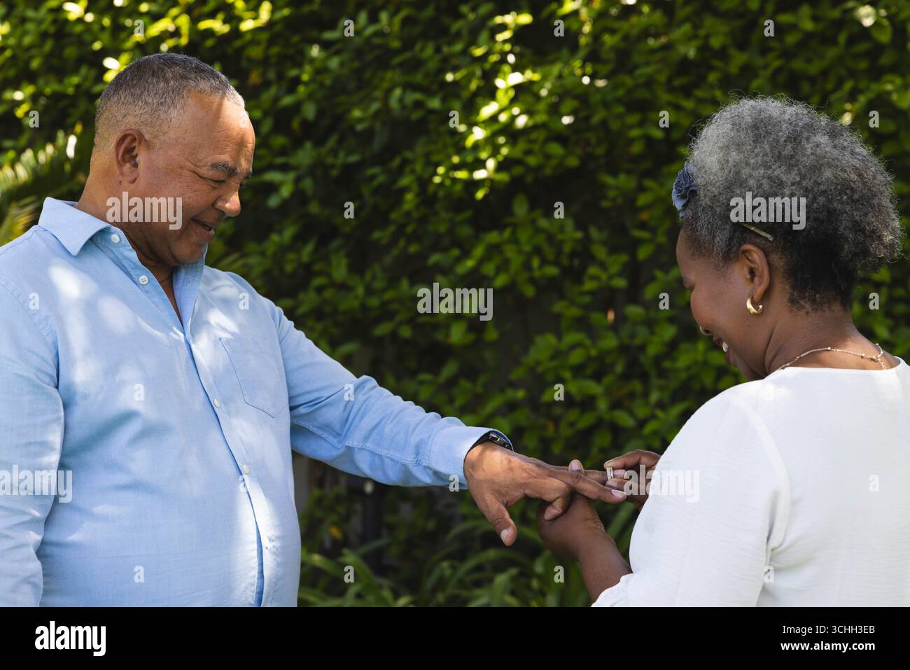 Al matrimonio, la coppia senior si scambiava anelli all'aperto, celebrando l'amore e l'impegno insieme Foto Stock