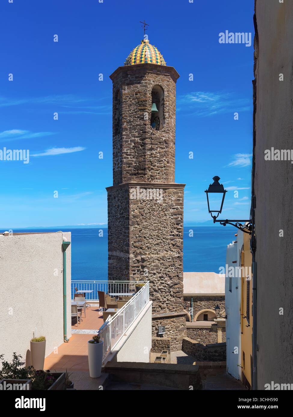 Campanile della chiesa di Santa Maria con colorata cupola piastrellata, affacciato sul blu del Mar Mediterraneo a Castelsardo, Sardegna, Italia. Foto Stock
