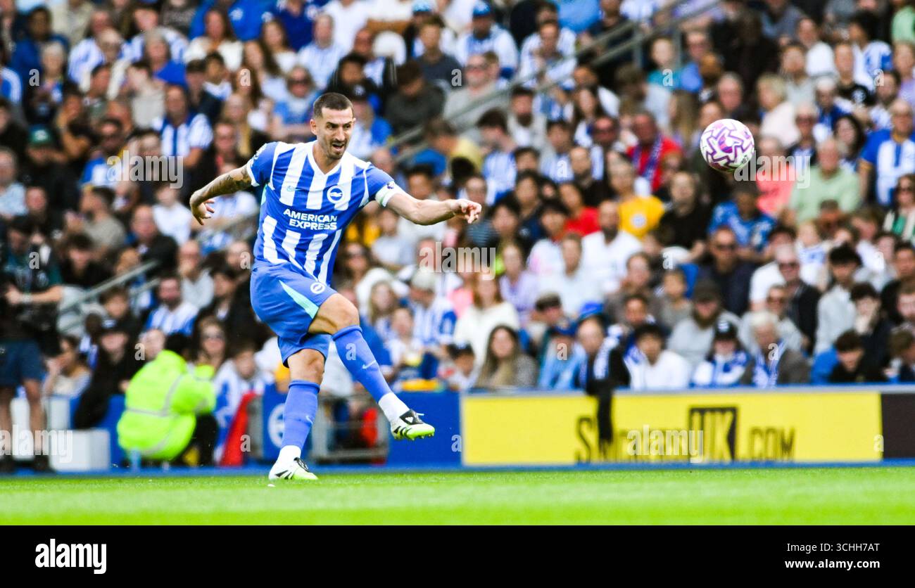 Lewis Dunk di Brighton durante la partita di Premier League tra Brighton e Hove Albion e Manchester City all'American Express Stadium di Brighton, Regno Unito - 31 agosto 2025 foto Simon Dack / Telephoto Images solo uso editoriale. Niente merchandising. Per le immagini di calcio si applicano restrizioni fa e Premier League inc. Non è consentito l'utilizzo di Internet/dispositivi mobili senza licenza FAPL. Per ulteriori dettagli, contattare Football Dataco Foto Stock