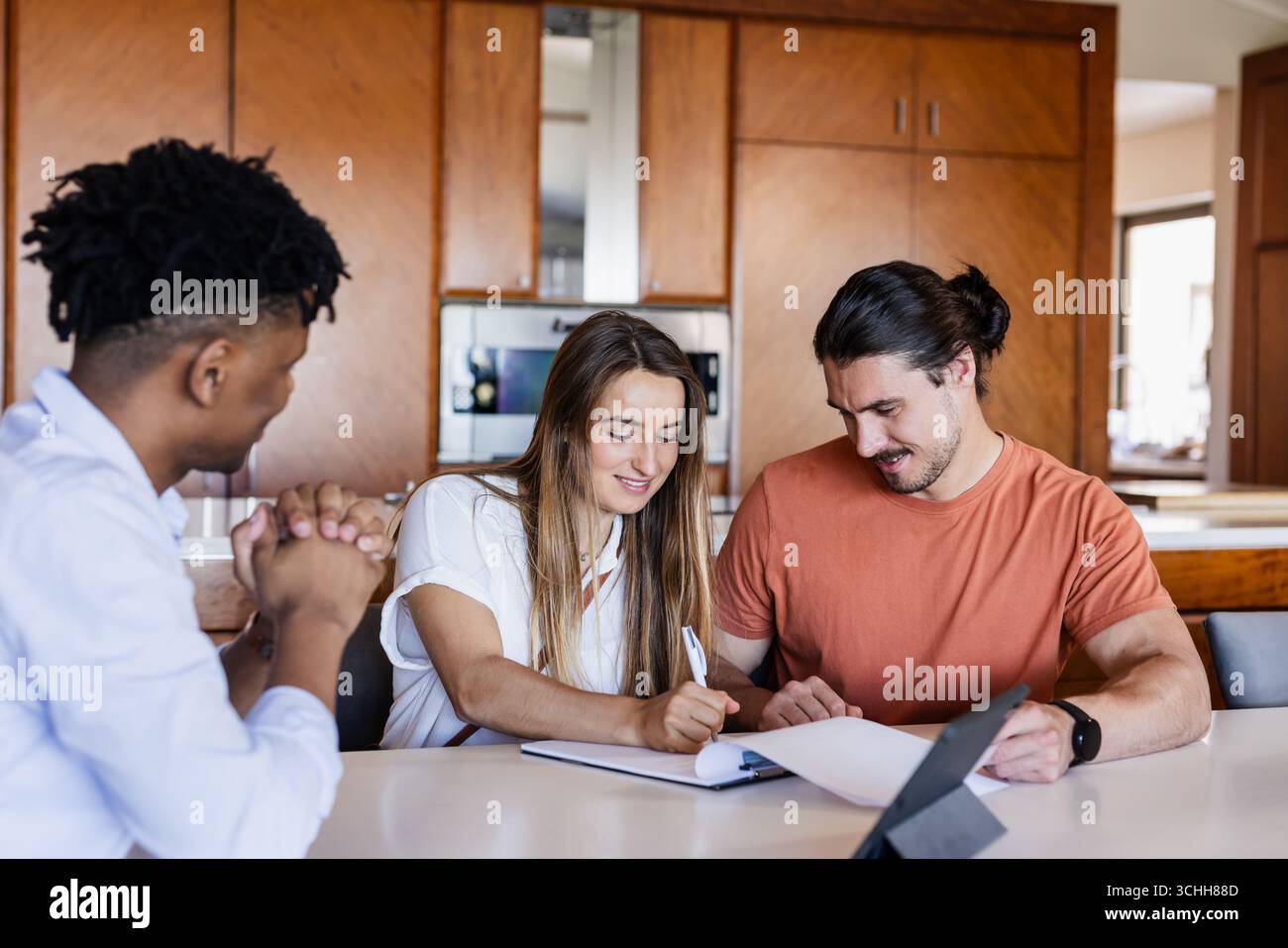 Agente immobiliare afro-americano con coppia, in affitto, a casa Foto Stock