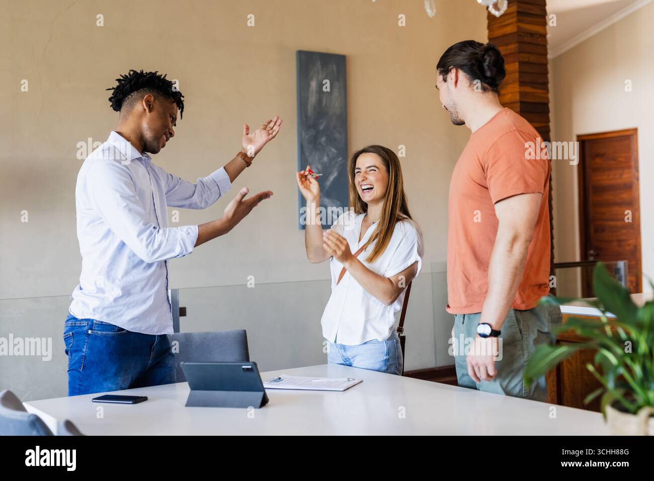 Agente immobiliare afro-americano con coppia, in affitto, a casa Foto Stock