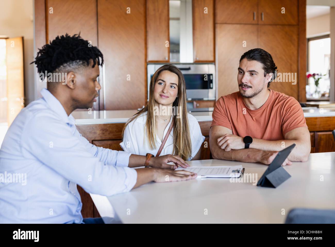 Agente immobiliare afro-americano con coppia, in affitto, a casa Foto Stock