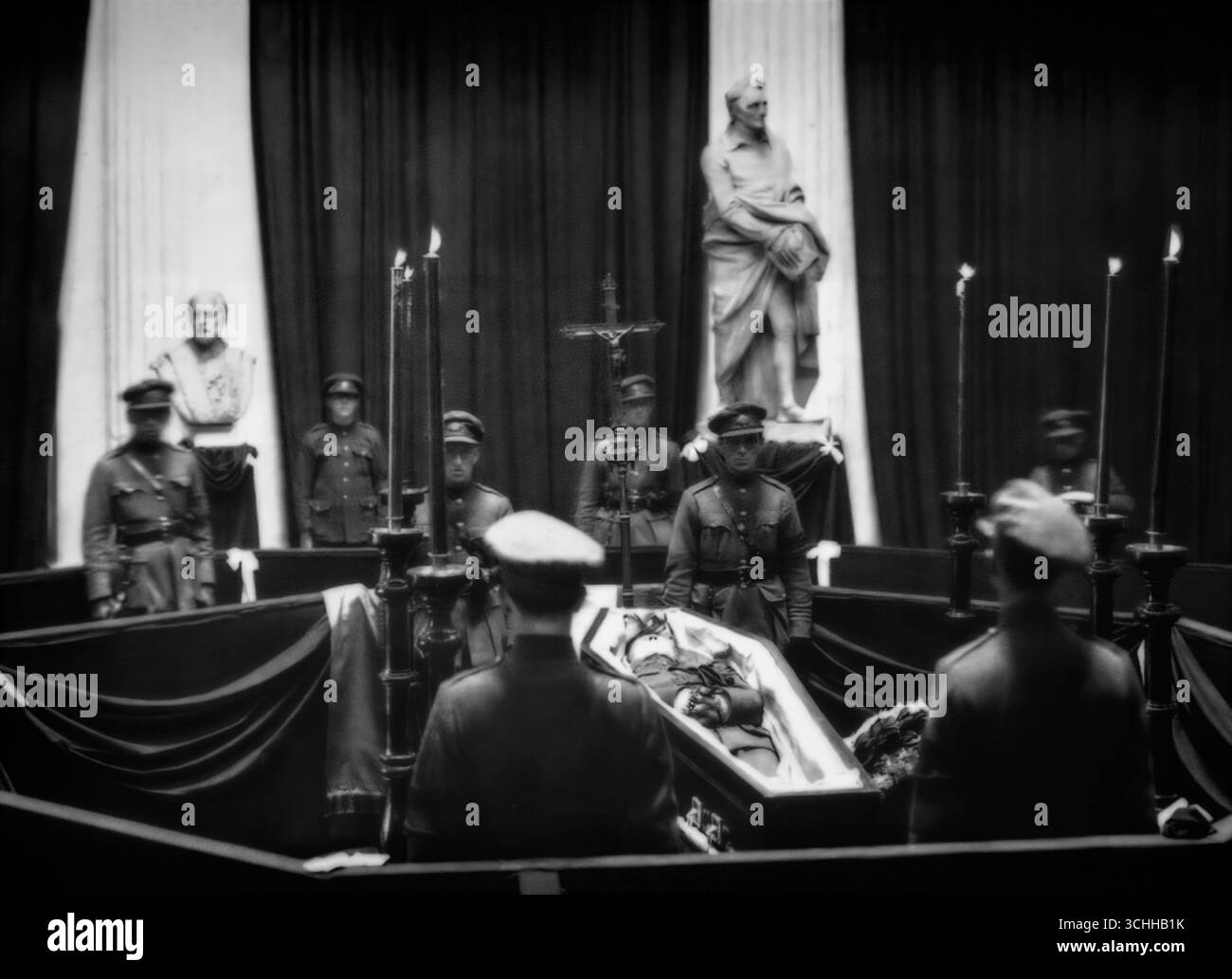 Durante la guerra civile, Michael Collins come comandante in capo dell'esercito nazionale, un esercito formale uniformato che si formò intorno all'IRA pro-Trattato e tentò di prendere le aree di governo repubblicane. Durante la guida da Bandon a Cork City, Collins è stato ucciso in un agguato dall'IRA anti-Trattato. Il corpo di Collins è stato spedito a Dublino dove si trovava nello stato per tre giorni nel Municipio di Dublino, dove decine di migliaia di lutto hanno superato la sua bara per pagare i loro rispetti. Foto Stock