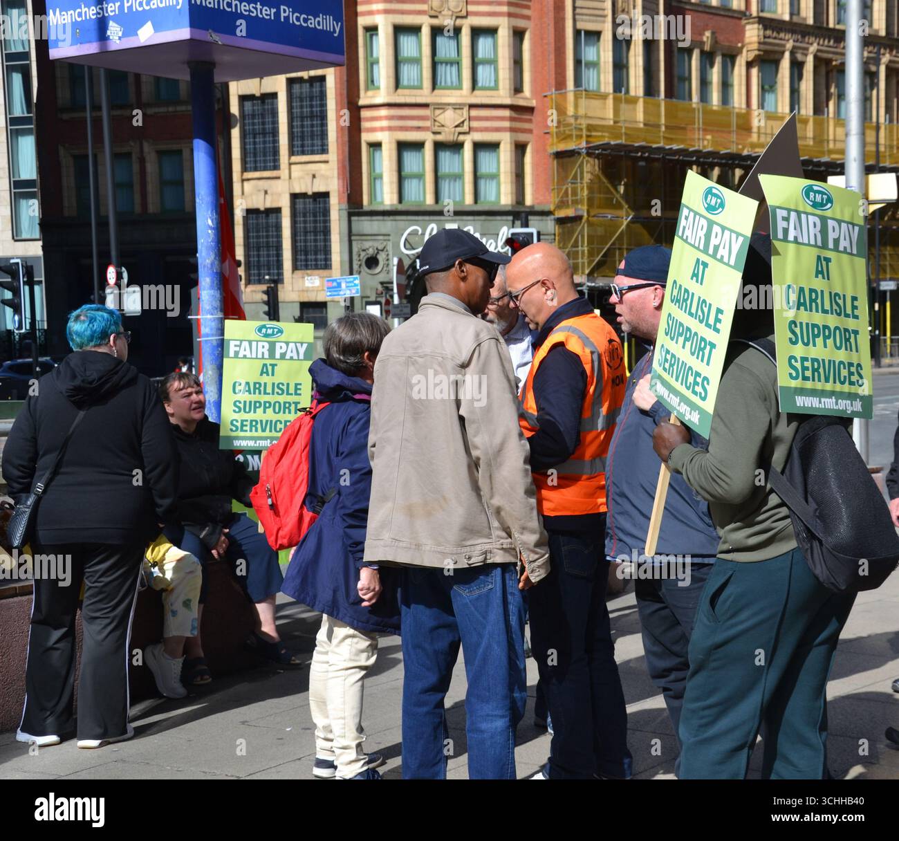 Picchetti fuori dalla stazione ferroviaria di Piccadilly, Manchester, Regno Unito. "L'Unione nazionale dei lavoratori ferroviari, marittimi e dei trasporti (RMT) ha dichiarato che i membri del contratto dei servizi di supporto Carlisle per i treni settentrionali, che copre la protezione delle entrate e i lavori in gateline, hanno votato per scioperare oltre la retribuzione e le condizioni dopo nove mesi senza un'offerta. Il 2 settembre il personale sta organizzando una camminata di 24 ore e, dal giorno seguente, rifiuterà di scansionare i biglietti o di addebitare le attrezzature aziendali a casa. Si prevede che l'azione interrompa i controlli dei biglietti in tutta la rete settentrionale. Foto Stock