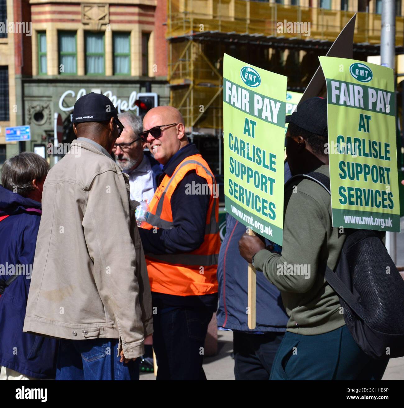 Picchetti fuori dalla stazione ferroviaria di Piccadilly, Manchester, Regno Unito. "L'Unione nazionale dei lavoratori ferroviari, marittimi e dei trasporti (RMT) ha dichiarato che i membri del contratto dei servizi di supporto Carlisle per i treni settentrionali, che copre la protezione delle entrate e i lavori in gateline, hanno votato per scioperare oltre la retribuzione e le condizioni dopo nove mesi senza un'offerta. Il 2 settembre il personale sta organizzando una camminata di 24 ore e, dal giorno seguente, rifiuterà di scansionare i biglietti o di addebitare le attrezzature aziendali a casa. Si prevede che l'azione interrompa i controlli dei biglietti in tutta la rete settentrionale. Foto Stock
