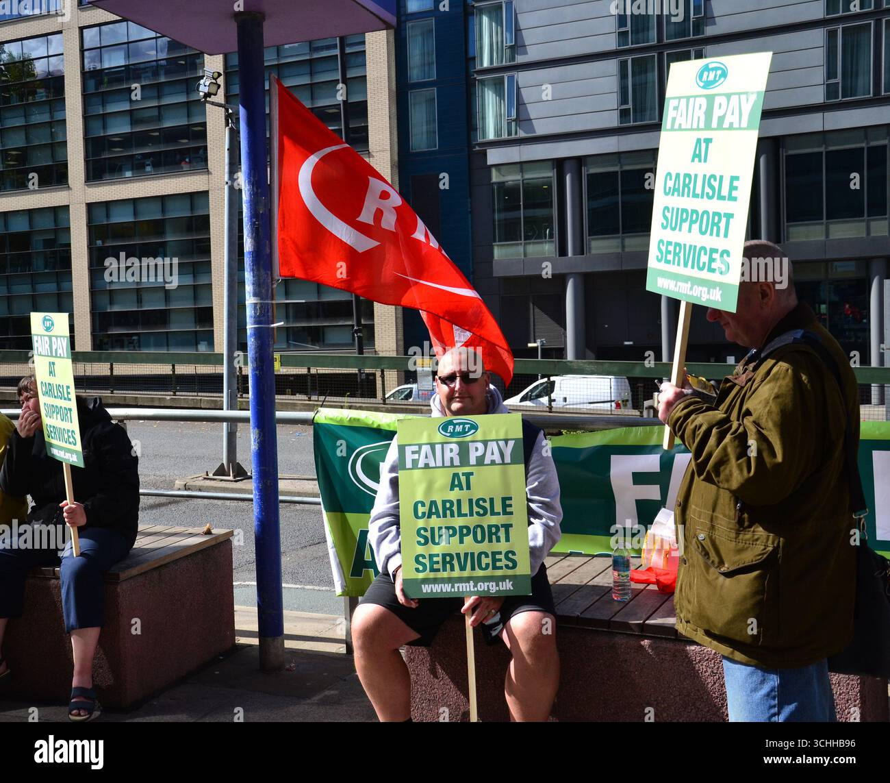 Picchetti fuori dalla stazione ferroviaria di Piccadilly, Manchester, Regno Unito. "L'Unione nazionale dei lavoratori ferroviari, marittimi e dei trasporti (RMT) ha dichiarato che i membri del contratto dei servizi di supporto Carlisle per i treni settentrionali, che copre la protezione delle entrate e i lavori in gateline, hanno votato per scioperare oltre la retribuzione e le condizioni dopo nove mesi senza un'offerta. Il 2 settembre il personale sta organizzando una camminata di 24 ore e, dal giorno seguente, rifiuterà di scansionare i biglietti o di addebitare le attrezzature aziendali a casa. Si prevede che l'azione interrompa i controlli dei biglietti in tutta la rete settentrionale. Foto Stock