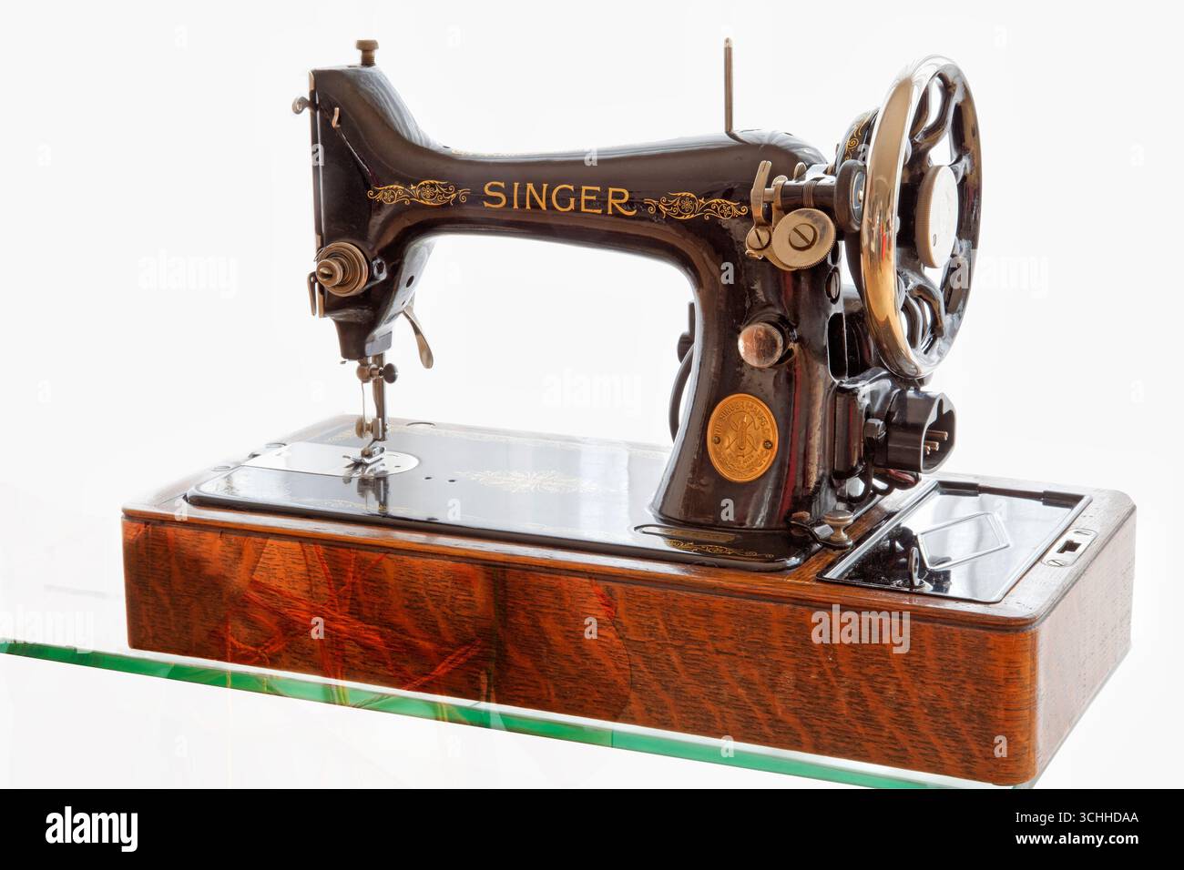 TECNOLOGIA STORICA PER LA CASA: Singer Sewing Machine, modello 99K, prodotta dalla Singer Manufacturing Company nell'agosto 1930, numero di modello Y809 Foto Stock