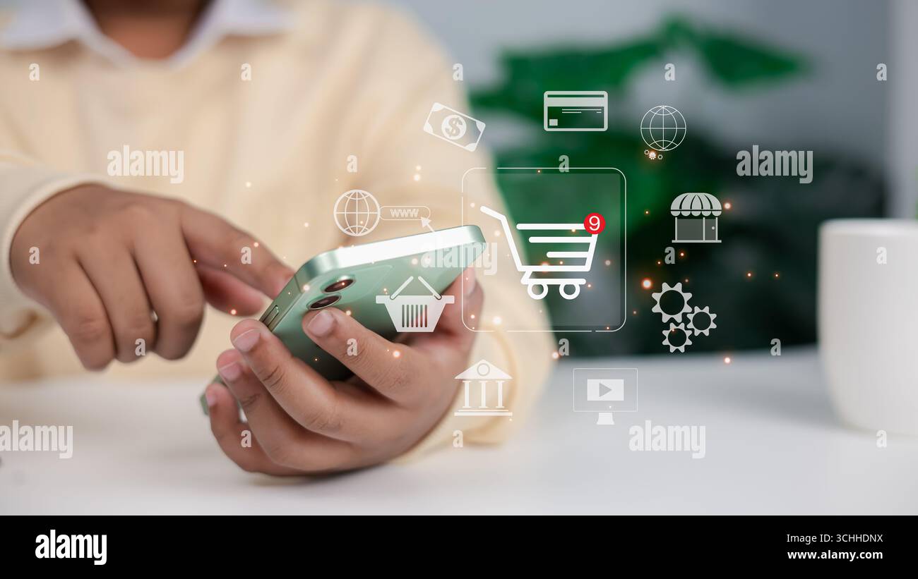 Persona che utilizza lo smartphone per gli acquisti online con icone digitali del carrello, della carta di credito e del negozio. Concetto di e-commerce, pagamento digitale, retail technol Foto Stock