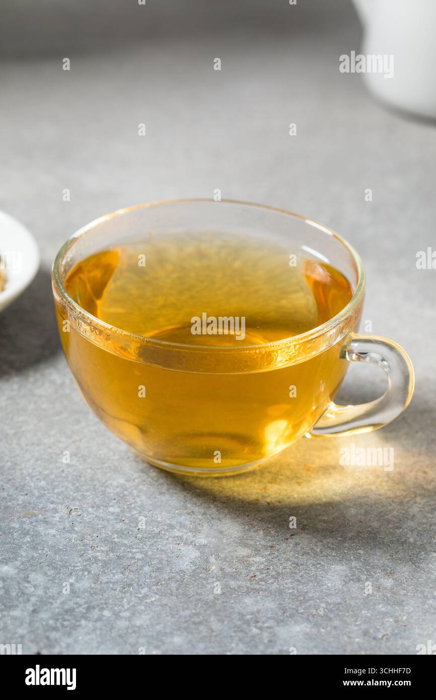 Tè sano e organico alle erbe camomilla con agrumi Foto Stock