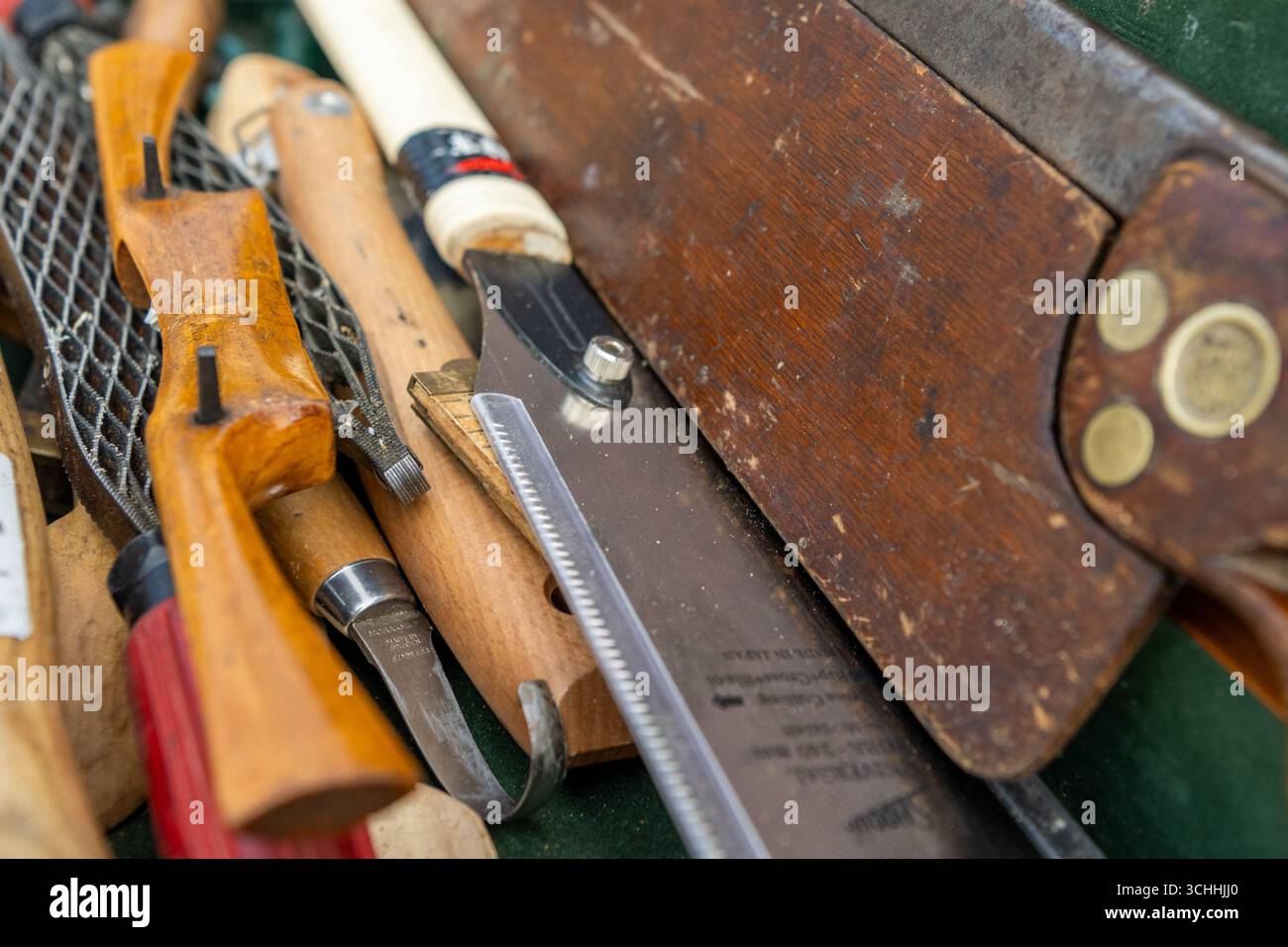 Utensili tradizionali irlandesi per la lavorazione del legno in una cassetta degli attrezzi. Foto Stock