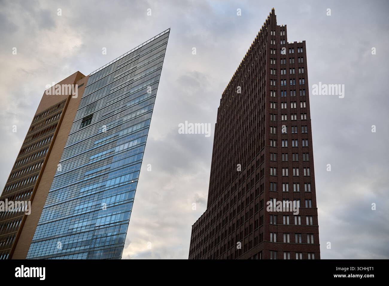 Grattacieli moderni dall'angolazione nitida a Berlin Potsdamer Platz, luce del giorno, cielo blu, orientamento del paesaggio, contrasto architettonico, utile per editoriale, tr Foto Stock