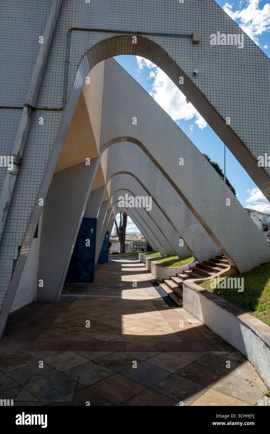 Il Dr. Gualberto Moreira Municipal Gymnasium, un centro sportivo iconico a Sorocaba, São Paolo, Brasile, noto per ospitare eventi sportivi e atti di comunità Foto Stock